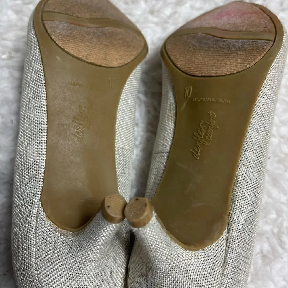 Dexflex Comfort Beige textile 2.1/2”heels pointed toe with gold tone brooch SZ10